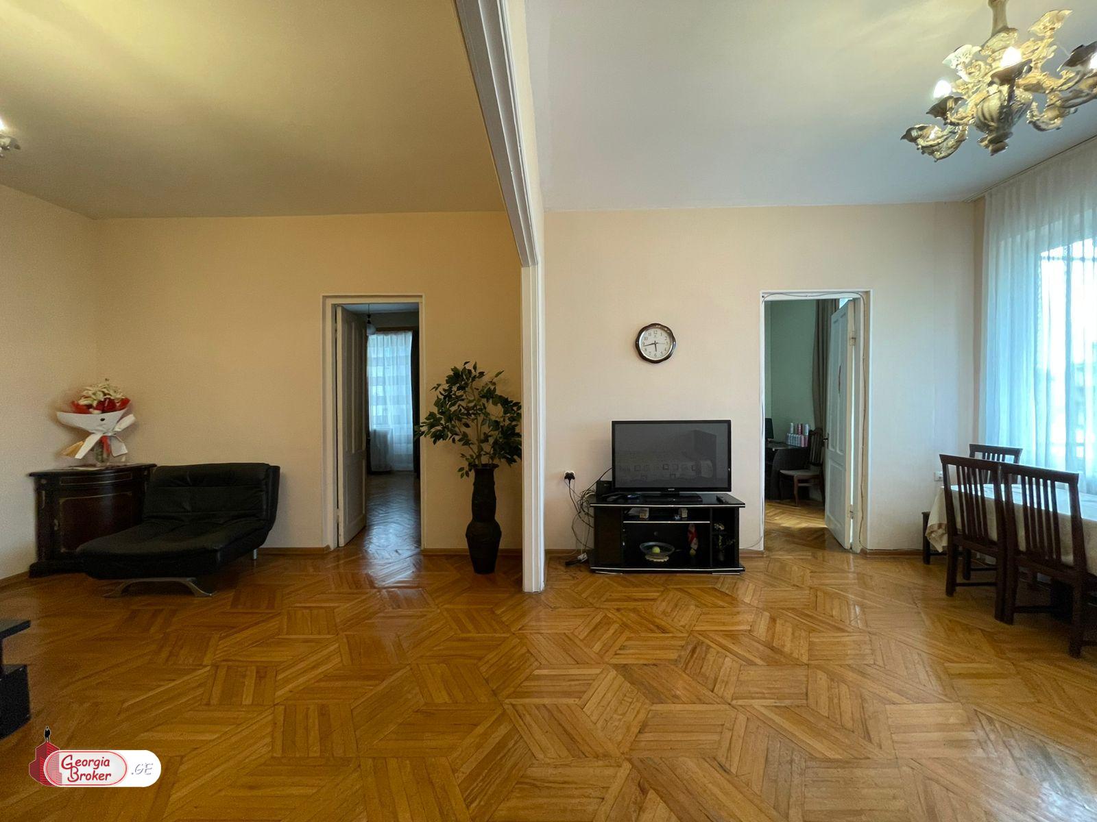 იყიდება სარემონტო 7 ოთახიანი ბინა
